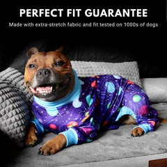 Spark Paws Pijama Planetas, corte trasero profundo facilita salidas.