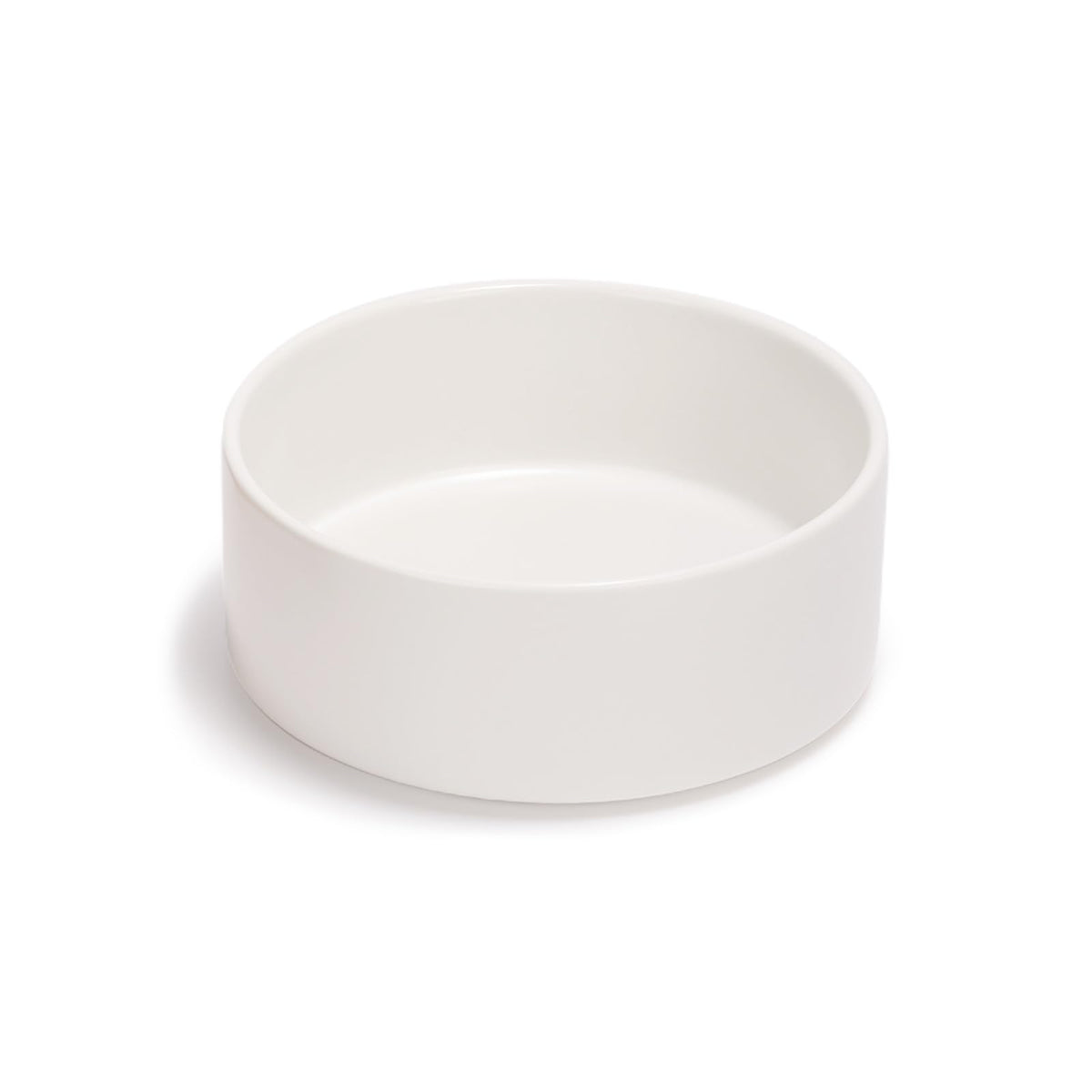 SPUNKYJUNKY cuenco cerámico blanco para mascotas, diseño estable y seguro.