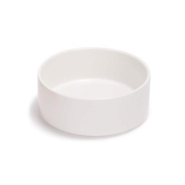 SPUNKYJUNKY cuenco cerámico blanco para mascotas, diseño estable y seguro.