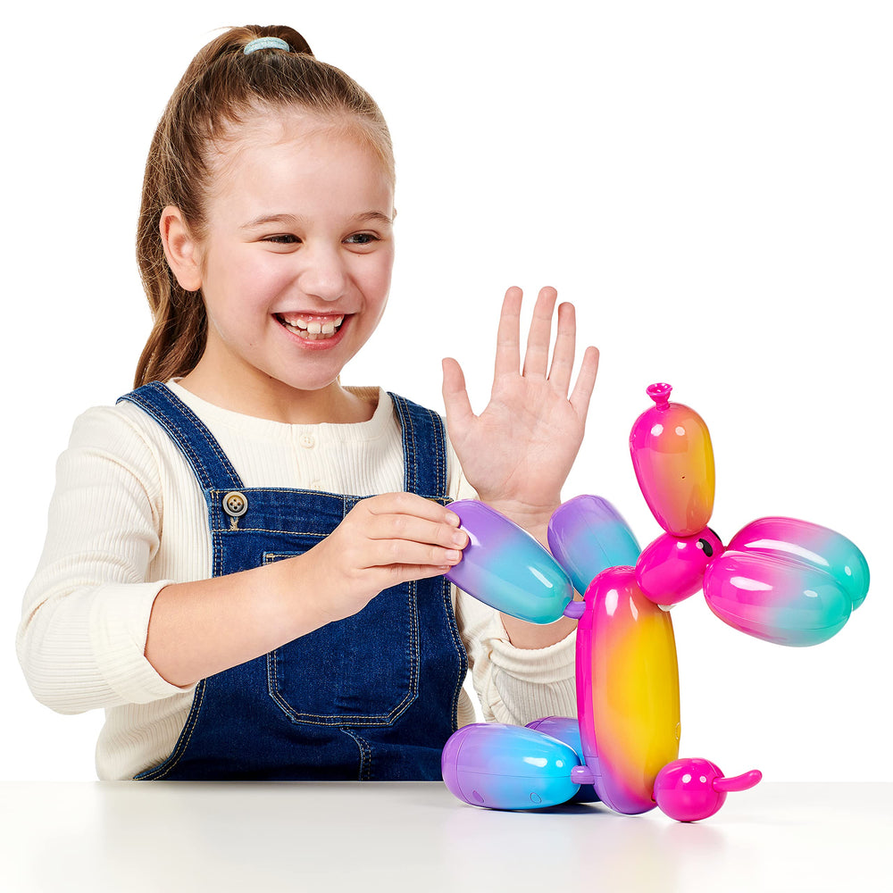 Squeakee Rainbowie uso en sala de estar para momentos de juego