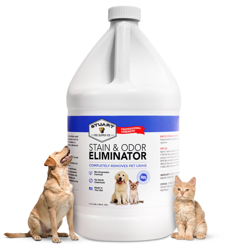 Stuart Pet Supply Co. limpiador enzímatico vertido desde la botella para acción rápida.