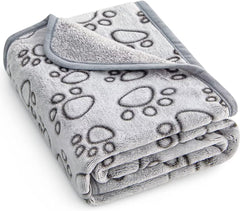 Manta Stuffed para perros con huellas gris, protege muebles y ofrece abrigo suave.