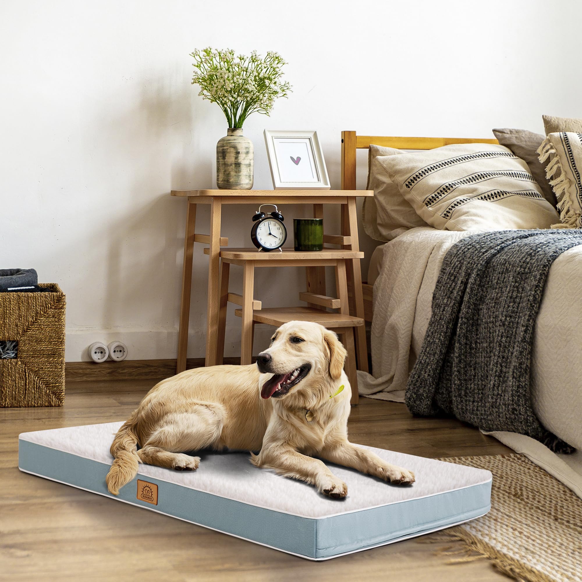 Uso versátil en sala, jaula o cama elevable para perros grandes.