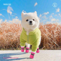 Botas Teozzo para perro con suela antideslizante, ideales para superficies.
