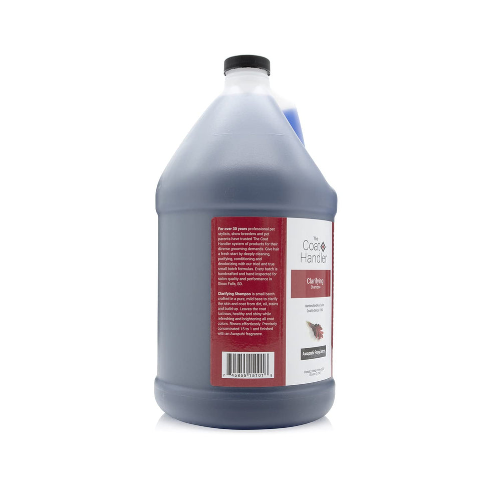 The Coat Handler Clarifying Dog Shampoo etiqueta legible que resalta brillo y limpieza.