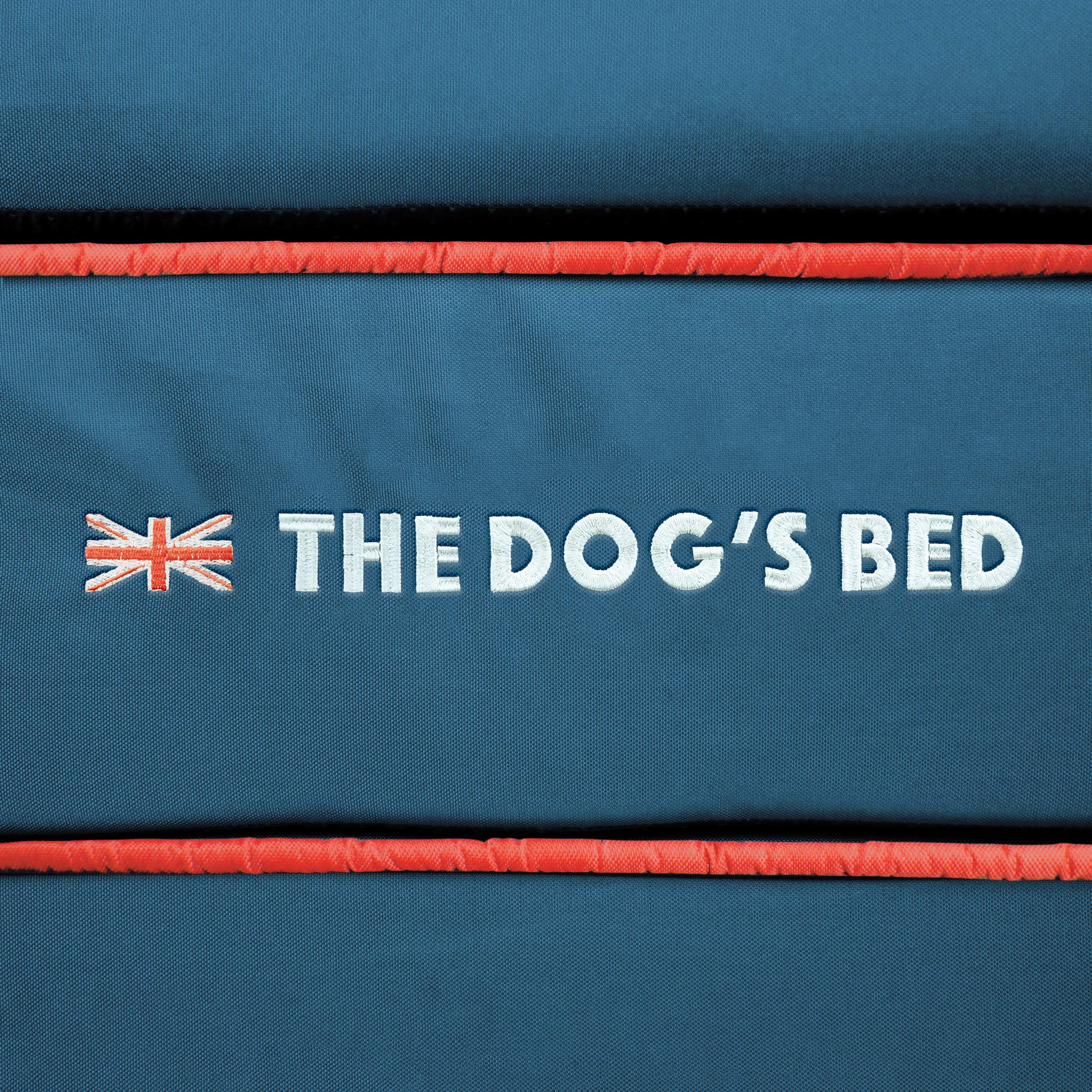 Color azul con ribete rojo y bandera UK de The Dog's Balls, estilo visible