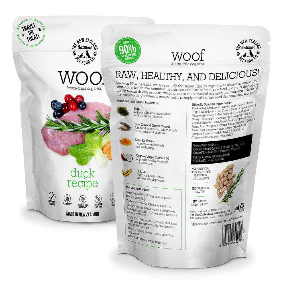 The New Zealand Natural Pet Food Co. Woof Receta de Pato Liofilizado – ingredientes naturales visibles.