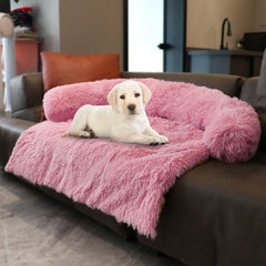 Tinaco cama peluche rosa frente muestra el borde acolchado para confort.