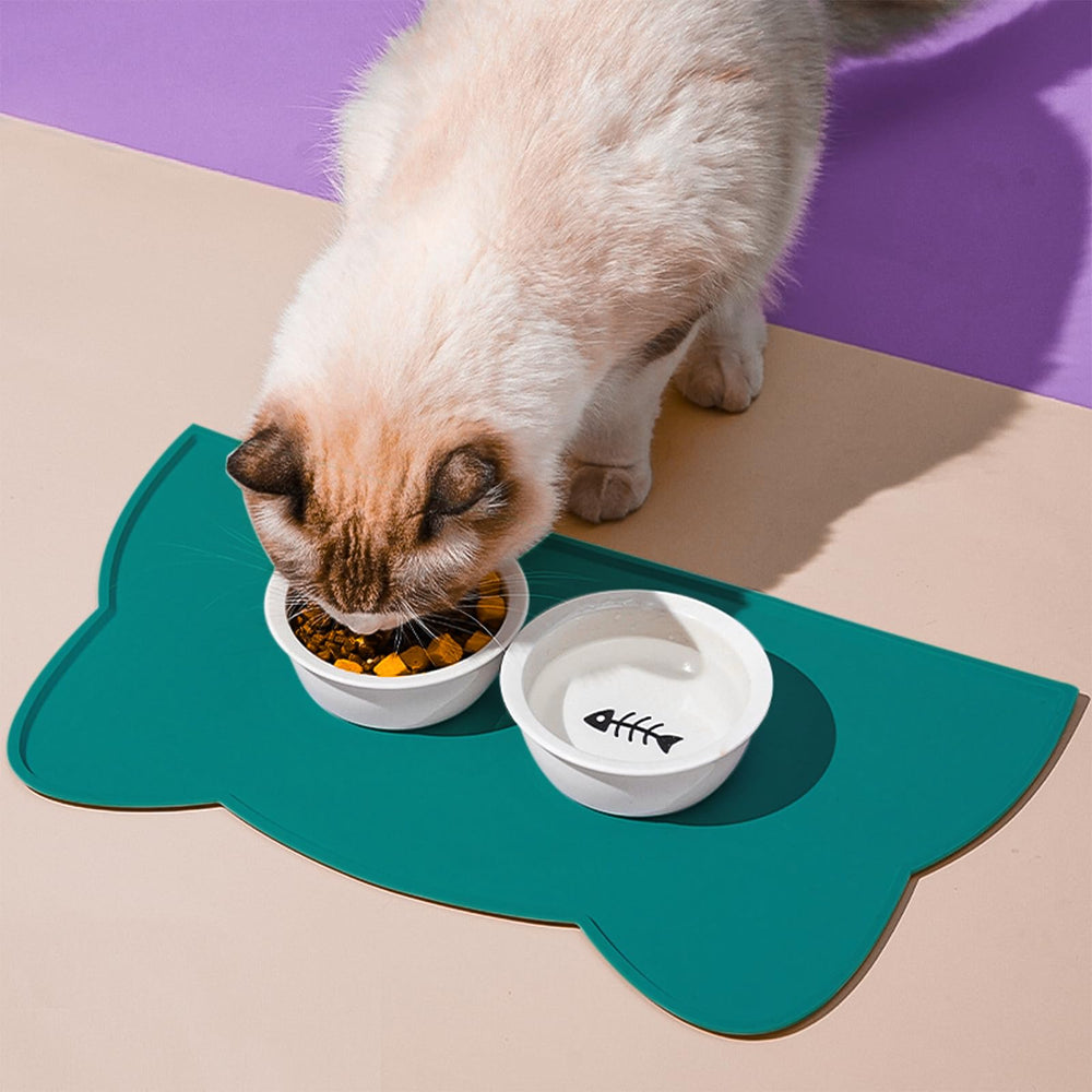 Borde elevado de la alfombrilla TOKAYIFE para contener comida y agua.
