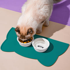 Borde elevado de la alfombrilla TOKAYIFE para contener comida y agua.
