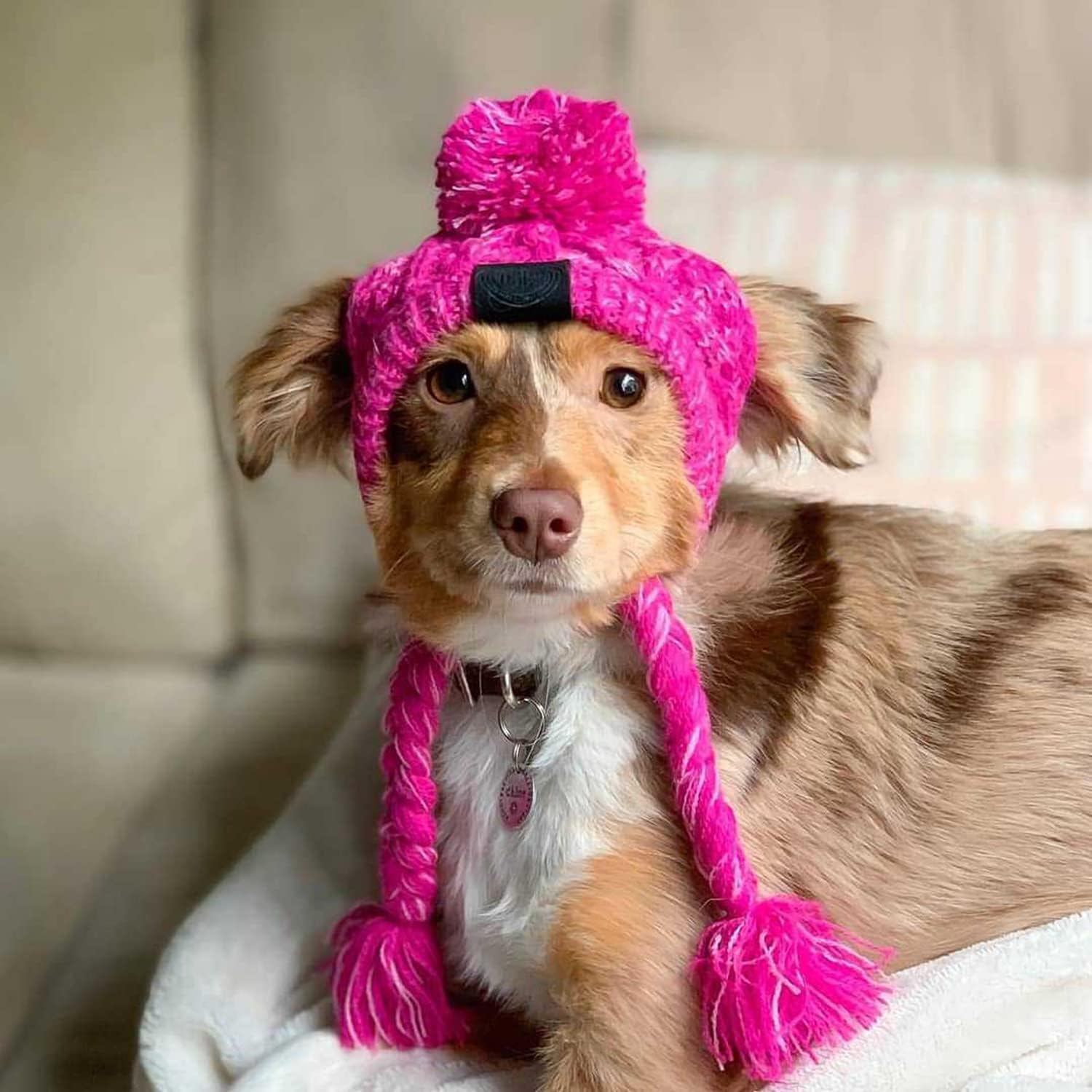 Gorro Tosuua con cordones ajustables para un ajuste seguro.
