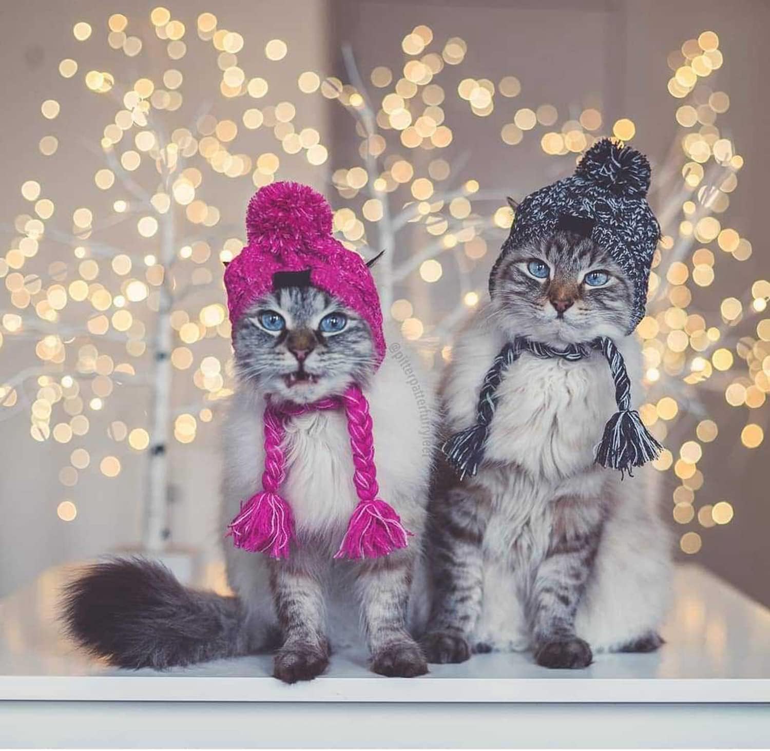 Gorro Tosuua de dos tonos rosa-gris, diseño suave.