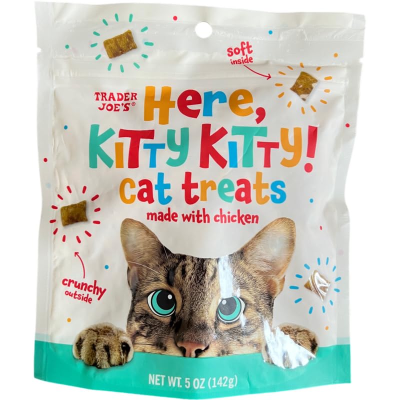 Golosinas Trader Joe's Here Kitty Kitty para gatos con pollo; textura crujiente por fuera, suave por dentro.