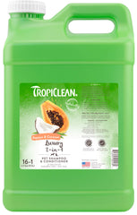 TropiClean 2 en 1 para perros, botella vertiendo champú, aroma papaya duradero.
