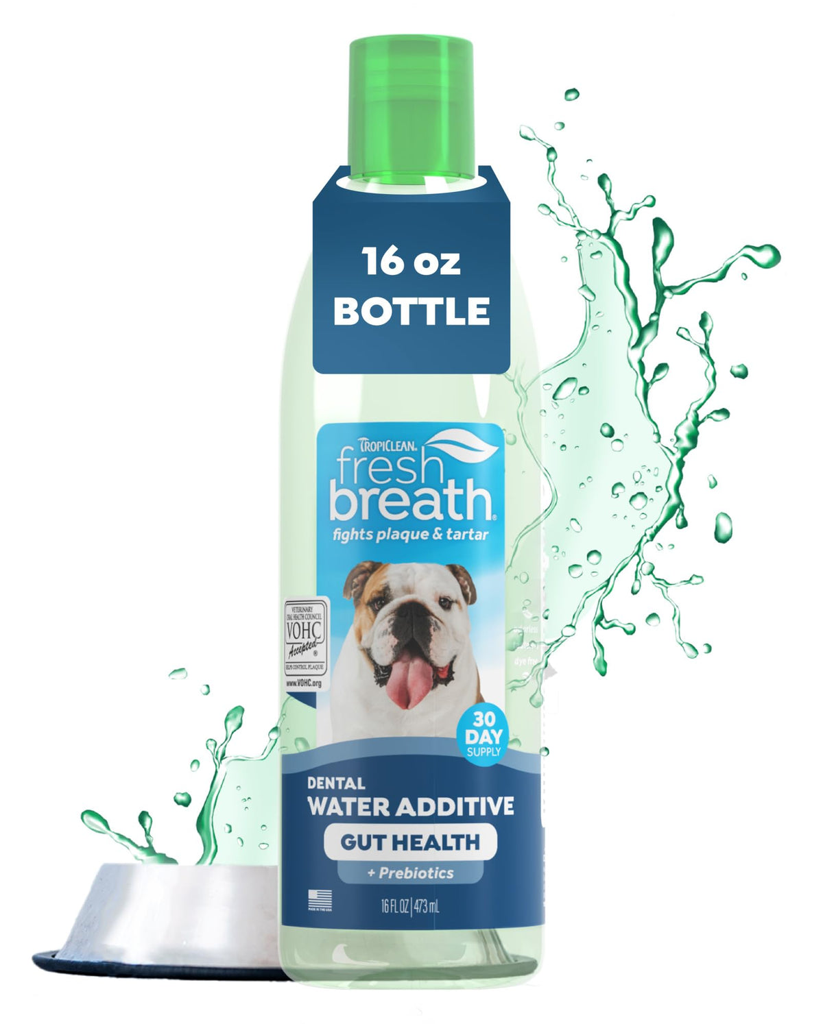 TropiClean muestra la botella del aditivo para agua con aliento más fresco.
