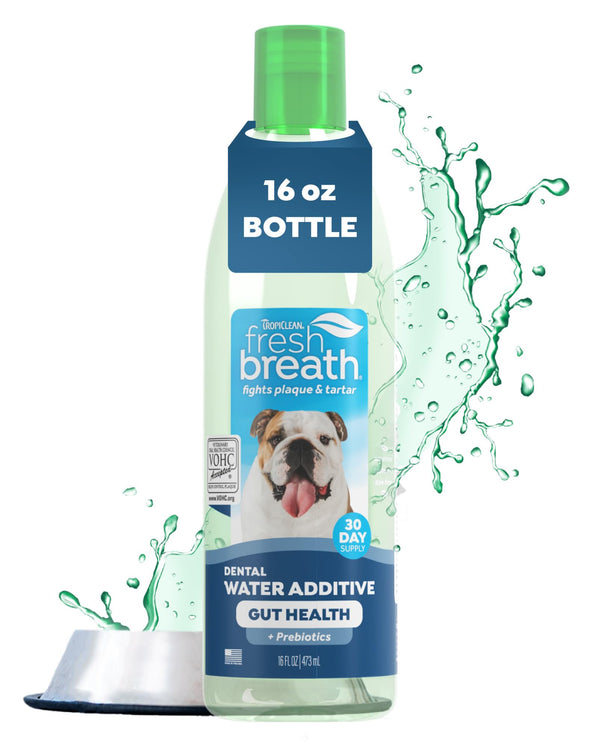 TropiClean muestra la botella del aditivo para agua con aliento más fresco.