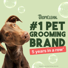 Aplicación de espuma de Tropiclean en perro para lavado cómodo.