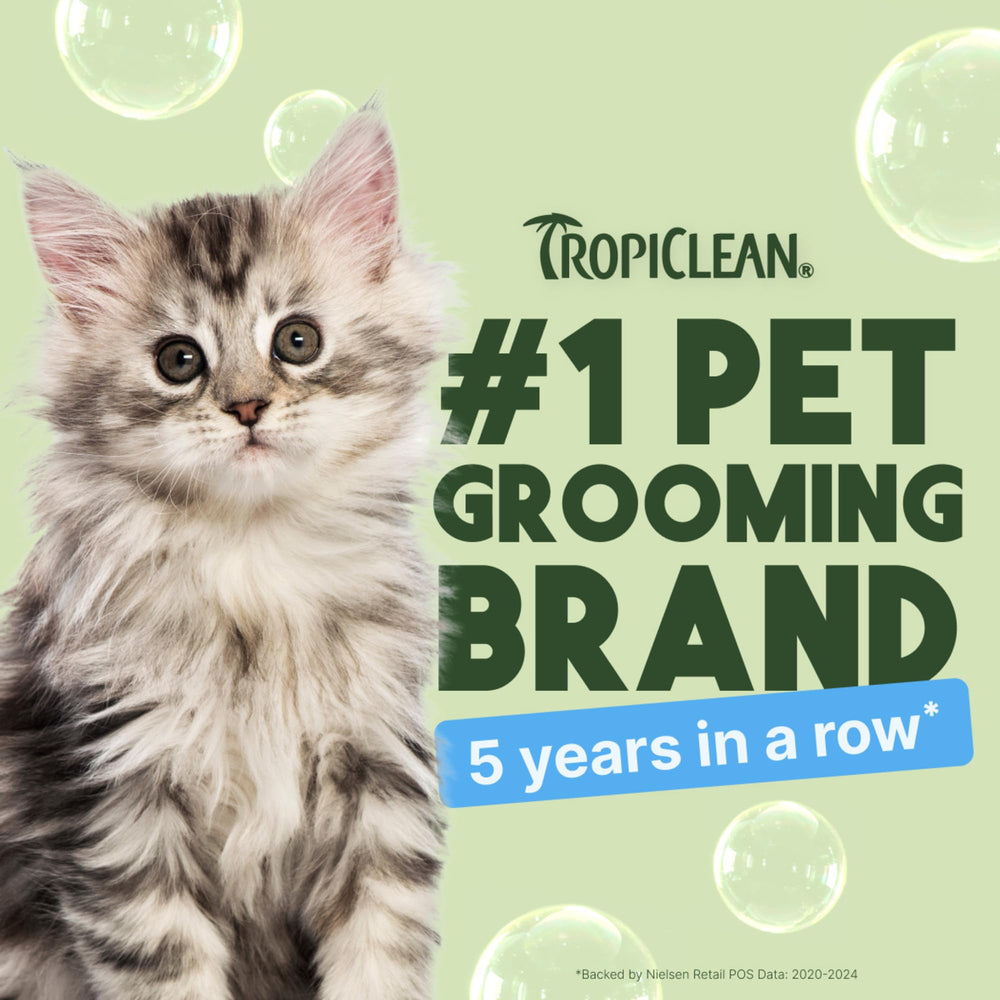 Aplicación manual del champú TropiClean para un baño cómodo.