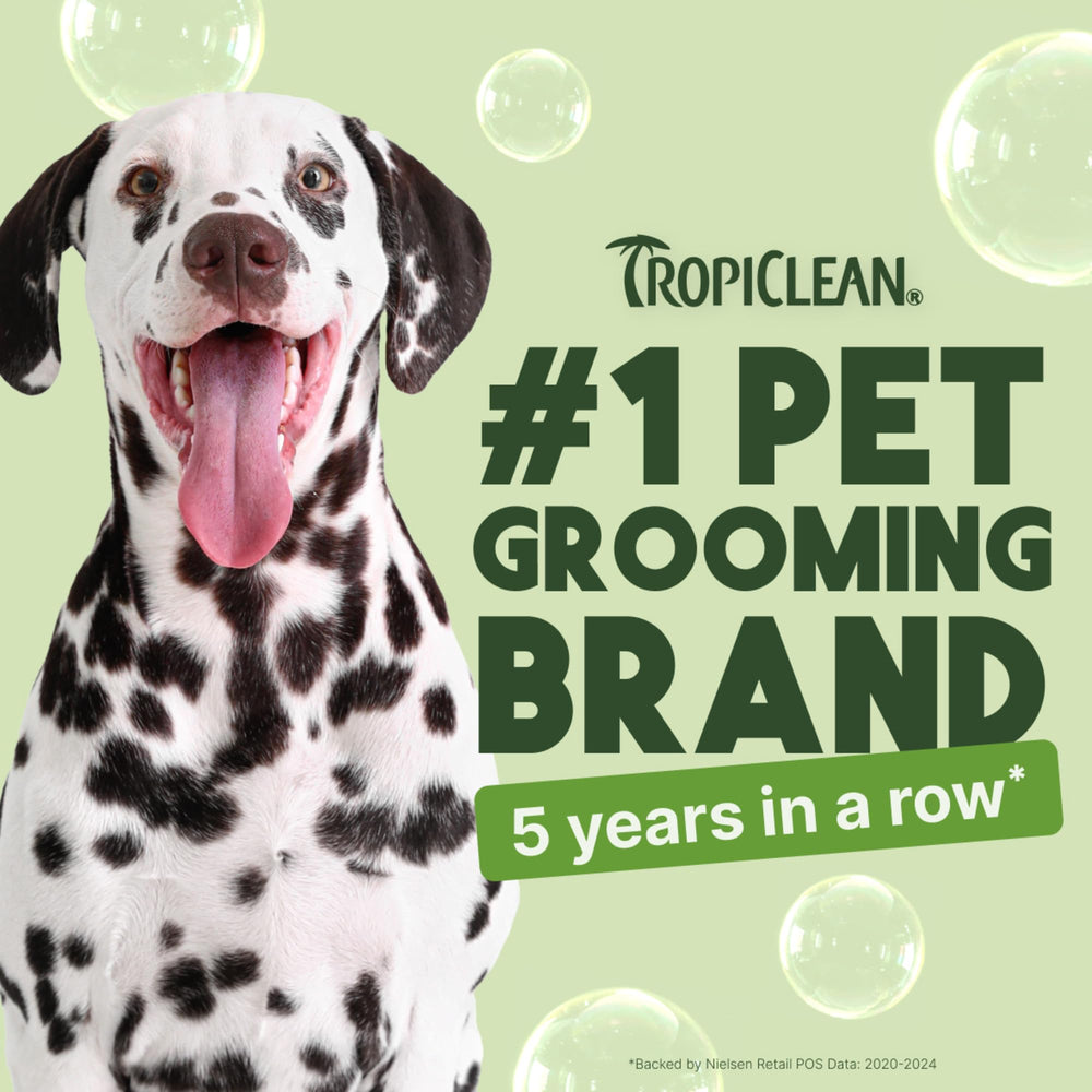 TropiClean champú para perros ofrece aroma duradero de aloe y coco.