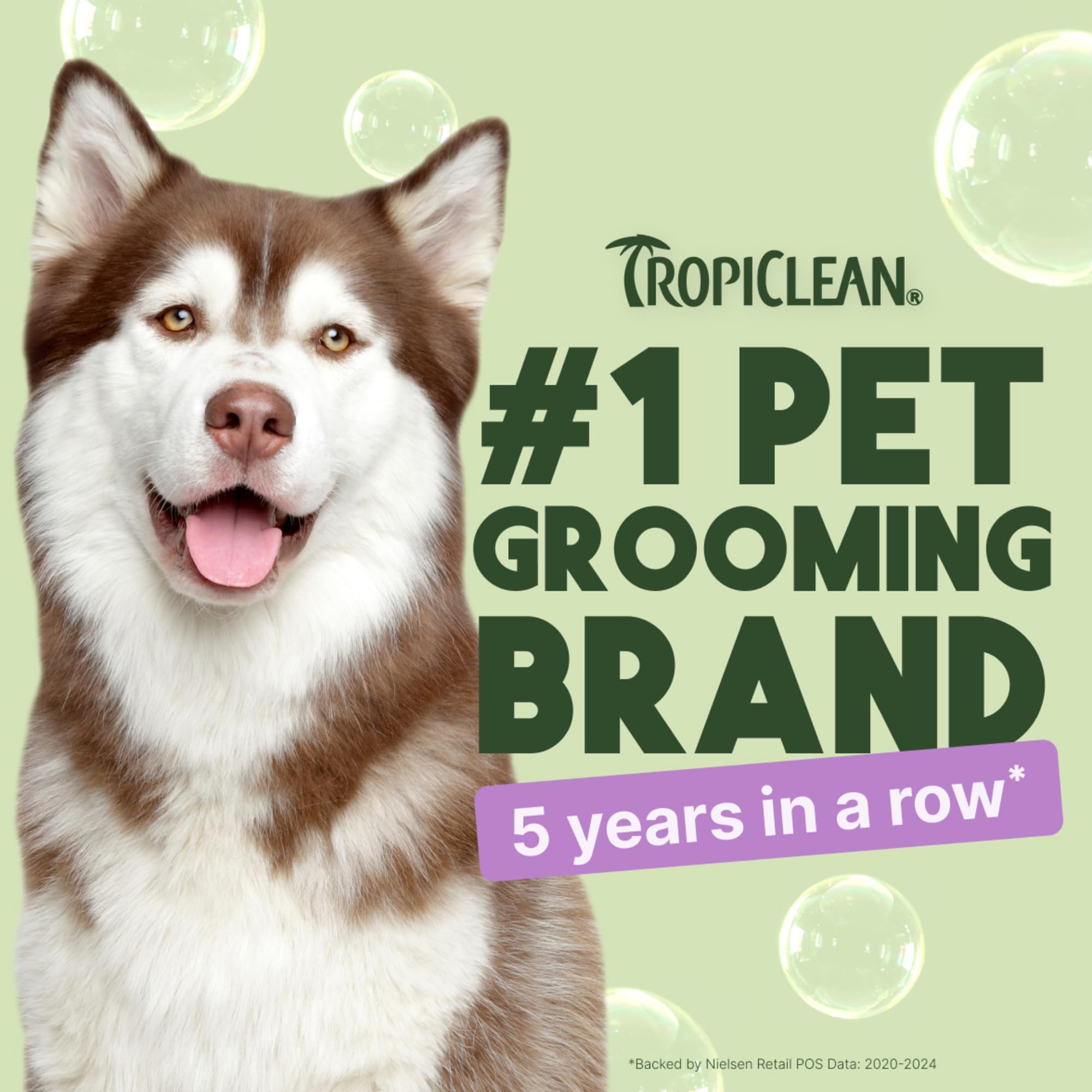 TropiClean crema acondicionadora formando espuma suave.