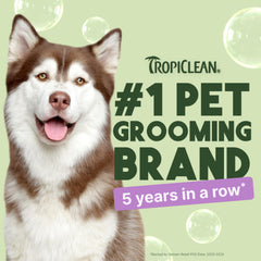 TropiClean crema acondicionadora formando espuma suave.
