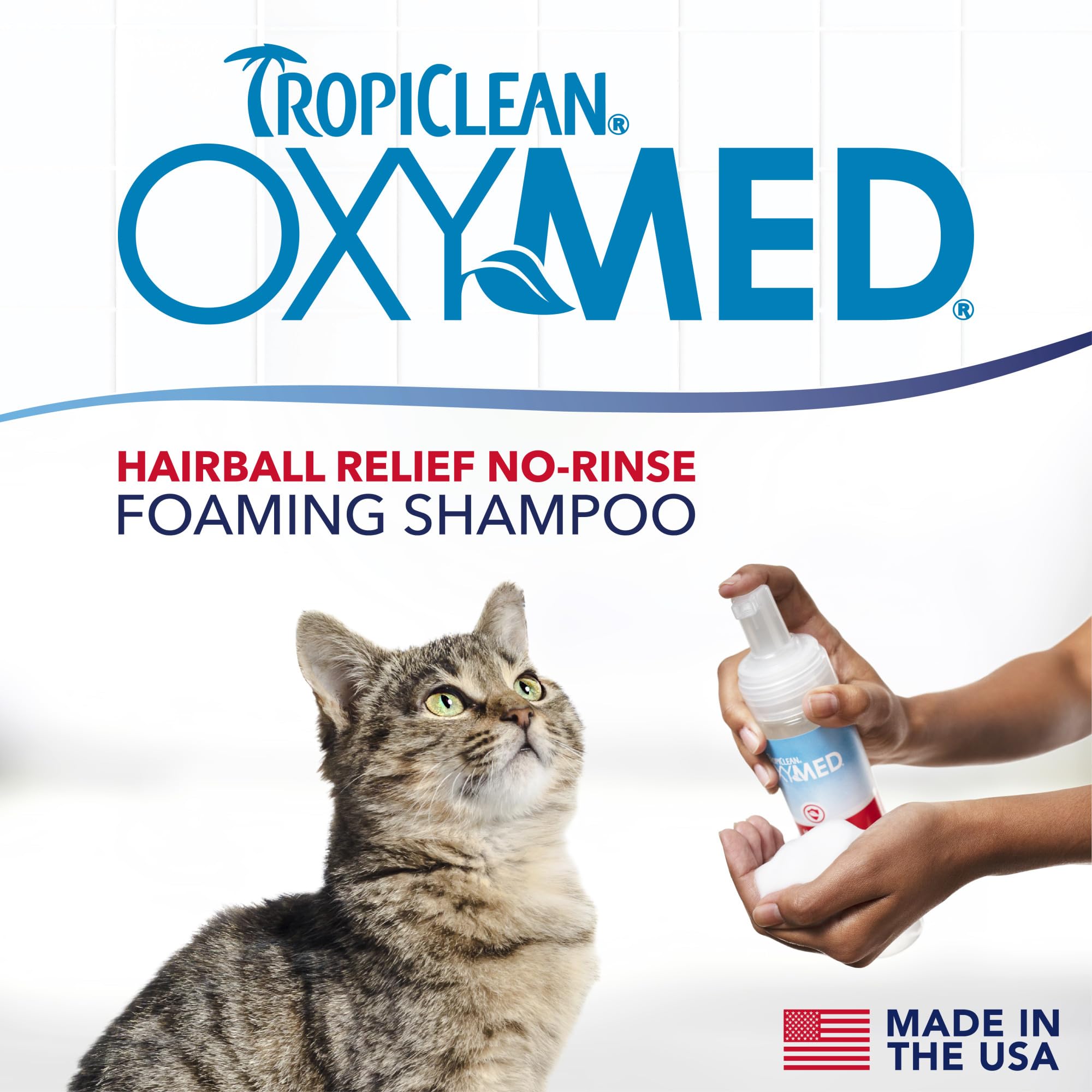 TropiClean Oxymed con kiwi y arándano nutre el pelaje del gato.