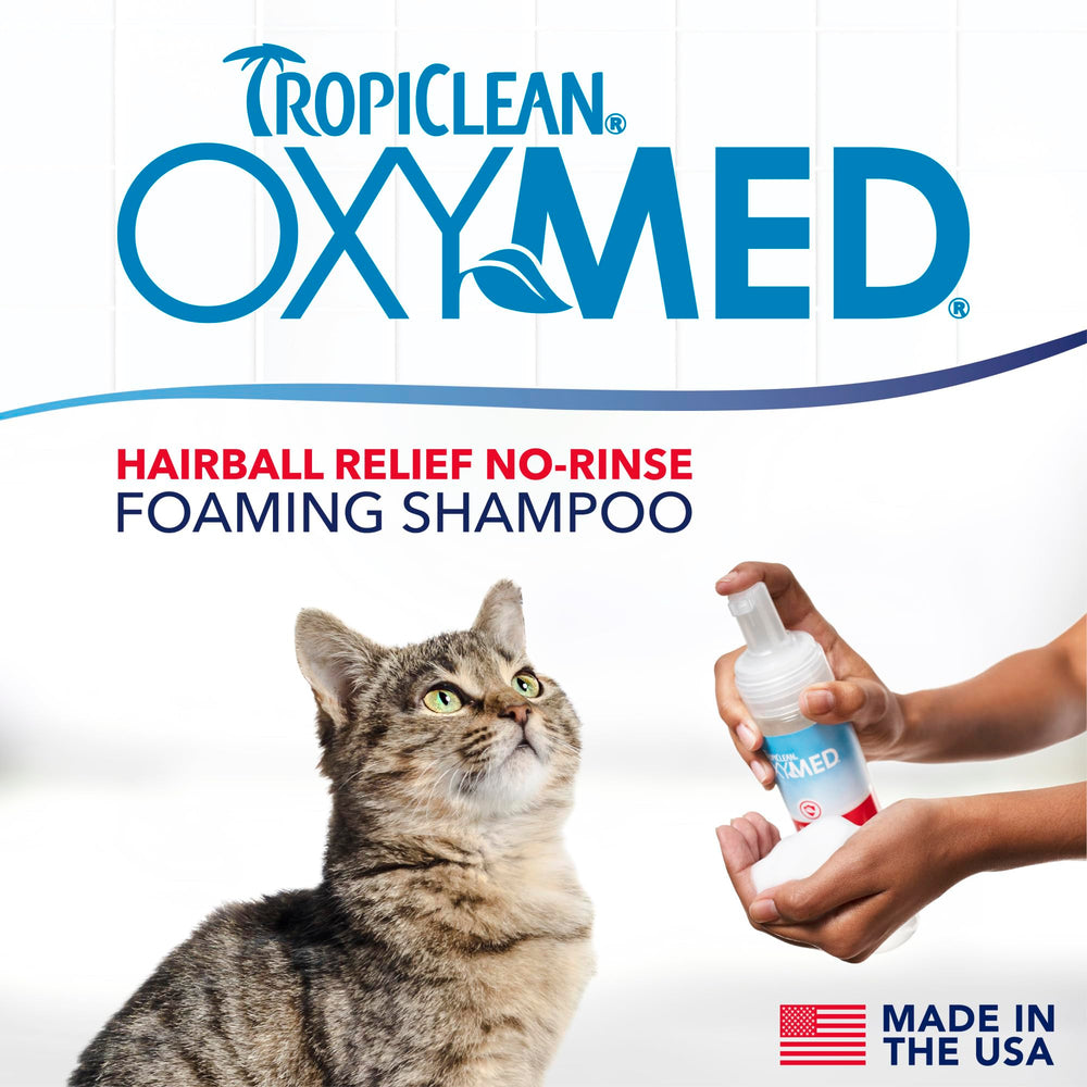 TropiClean Oxymed con kiwi y arándano nutre el pelaje del gato.