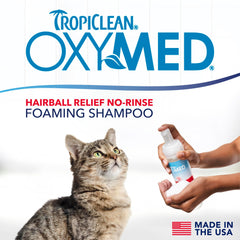 TropiClean Oxymed con kiwi y arándano nutre el pelaje del gato.