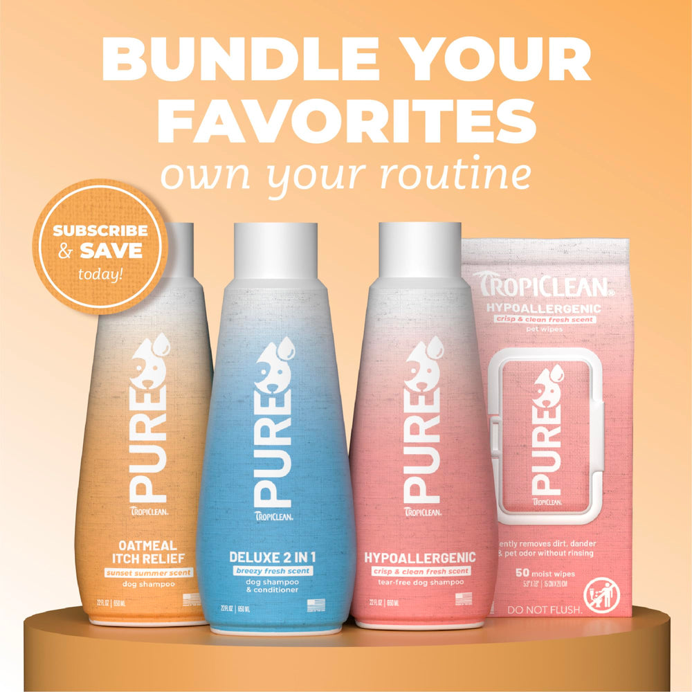 Mascota bajo la ducha recibiendo lavado suave con TropiClean.