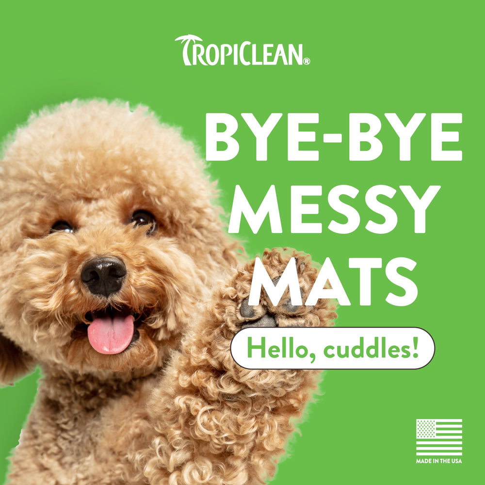 Aplicación con spray TropiClean Sweet Pea para perros y gatos, uso rápido y cómodo.