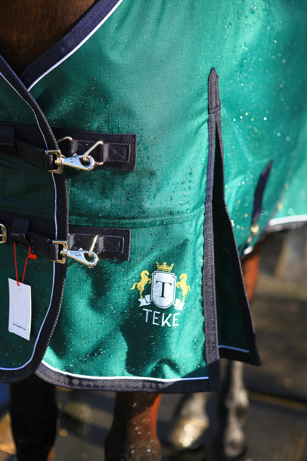 Manta T TEKE Deluxe con correas cruzadas y correas elásticas para ajuste seguro.