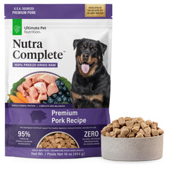 Nutra Complete de Ultimate Pet Nutrition en bolsa, cerdo liofilizado para perros.