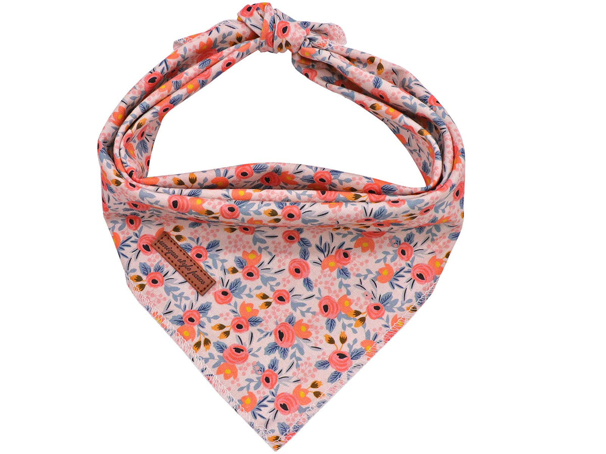 Bandana triangular de Unique Style Paws para perro, ideal para paseos elegantes.
