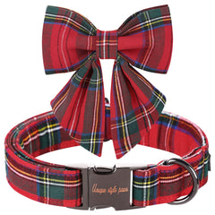 Unique style paws collar con cuadros rojos para Navidad, ideal para paseos festivos.