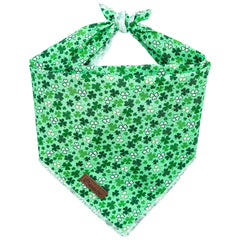 UP URARA PUP bandana verde con trébol, ideal para San Patricio en perros medianos y grandes.