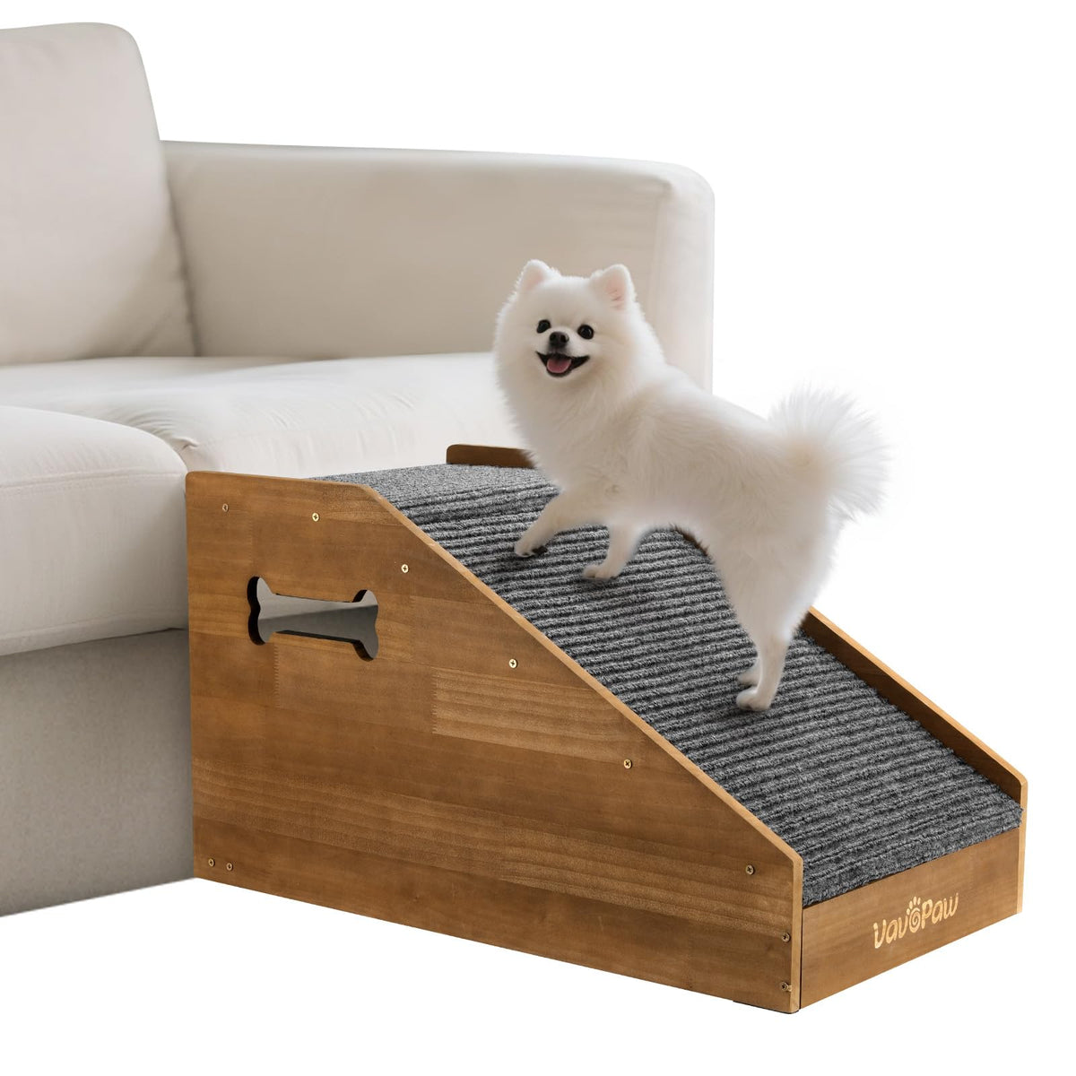 Rampa VavoPaw para perros pequeños sobre el sofa, facilita subir sin saltos.