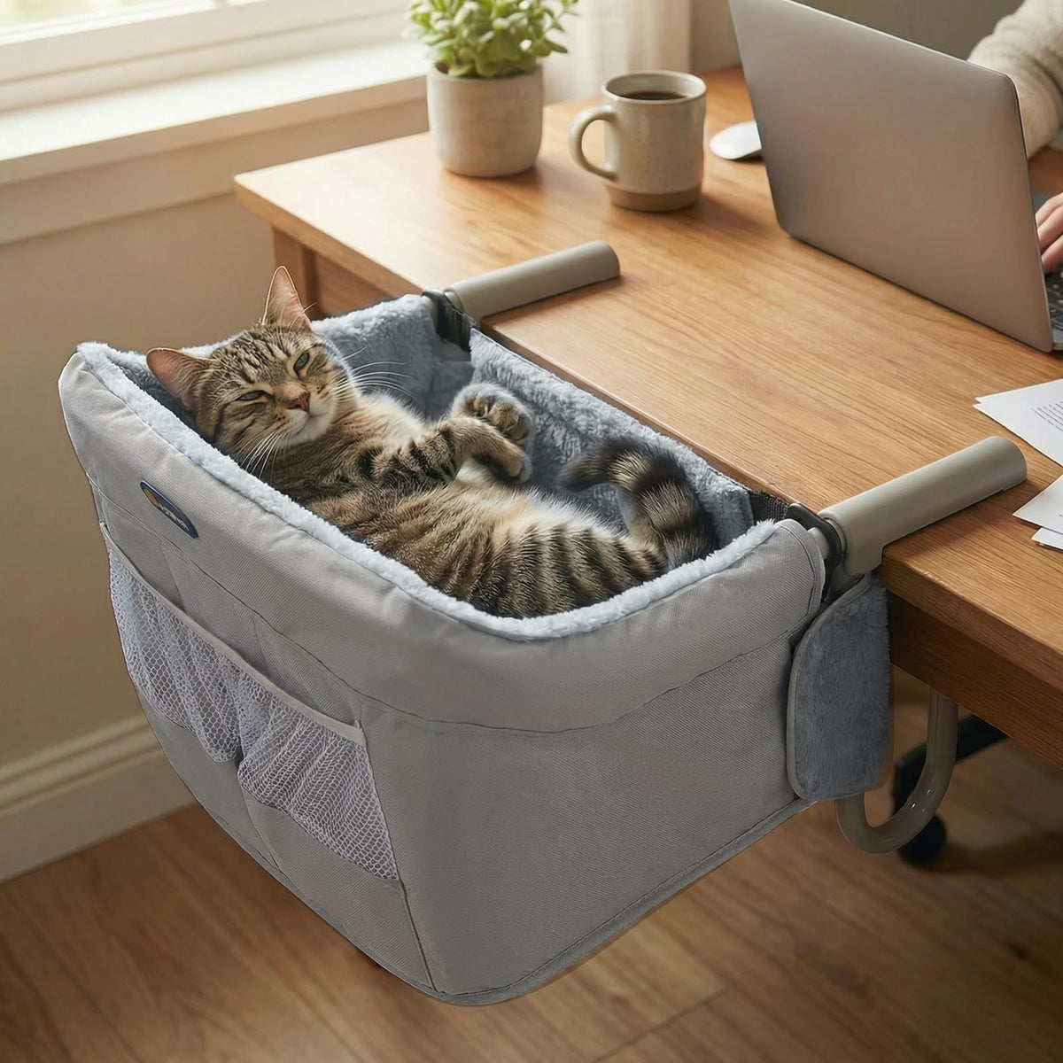 Cama de escritorio Veehoo para gato adherida al borde, ahorro de espacio.
