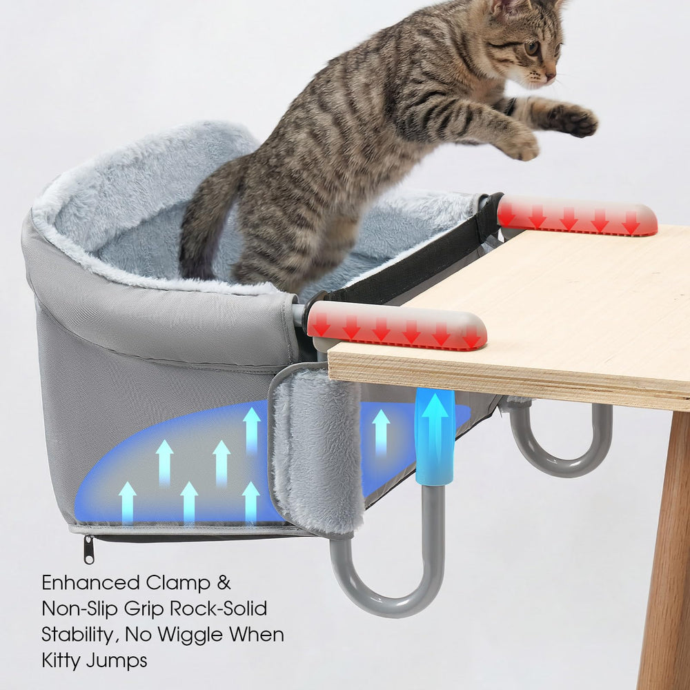 Cama elevada para gato a la altura de la vista del dueño.