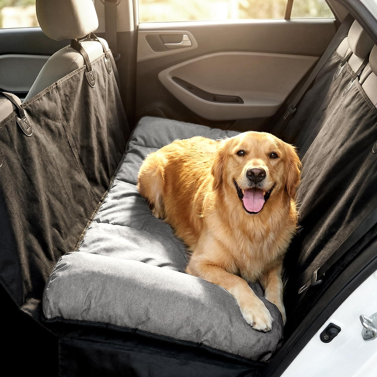 Cama para perro Veehoo en asiento trasero con borde acolchado para mayor seguridad.