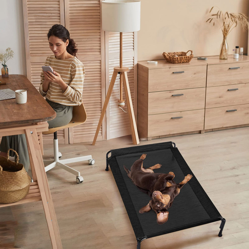 Veehoo cama elevada para perros medianos ofrece confort al descansar.