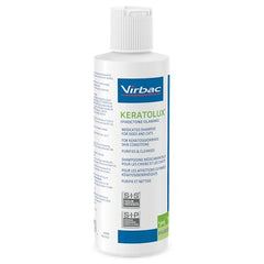 Virbac Keratolux champú medicado mostrando espuma para aplicación