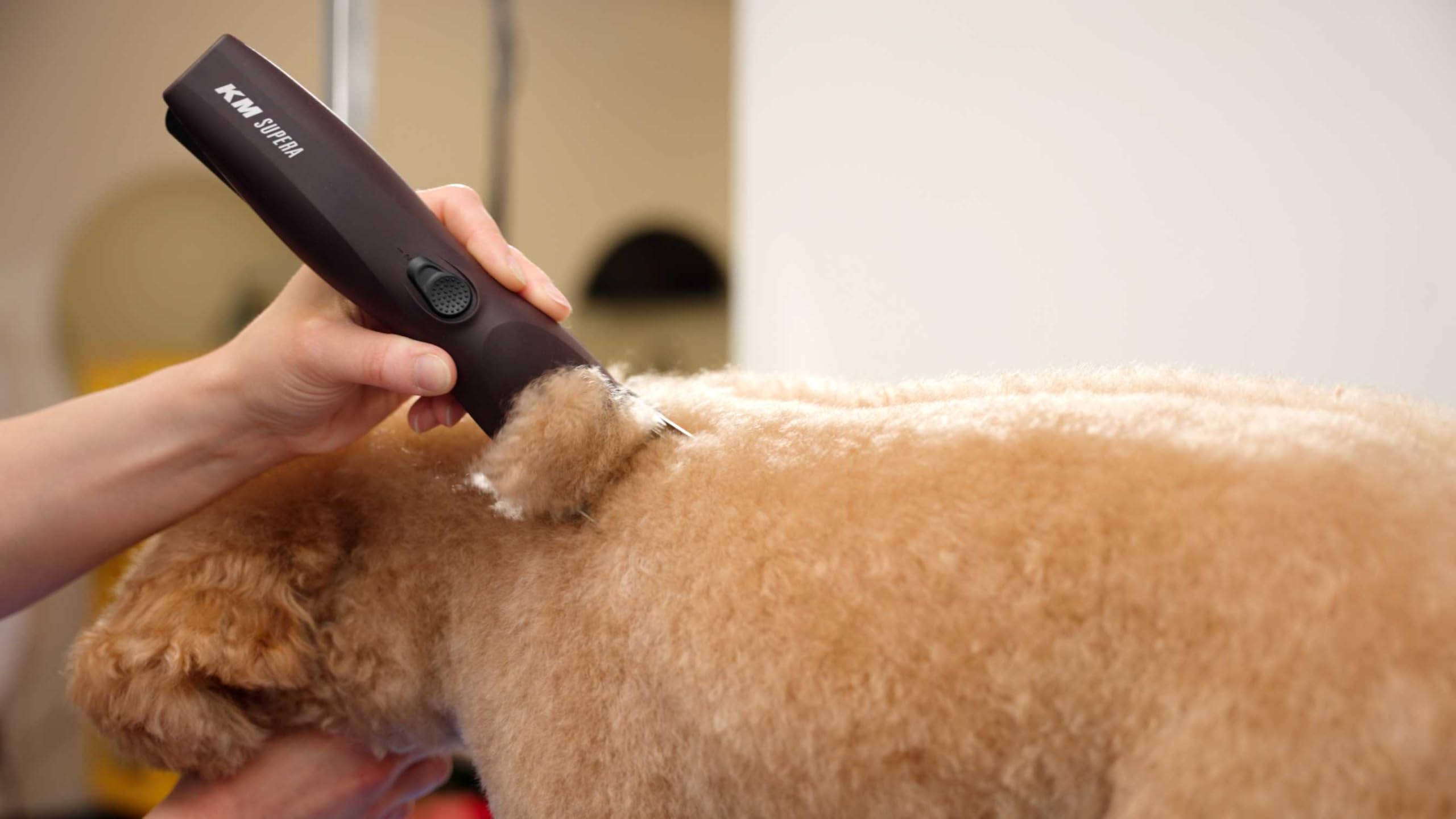 Wahl Pro Animal KM Supera acabado profesional para resultados consistentes.