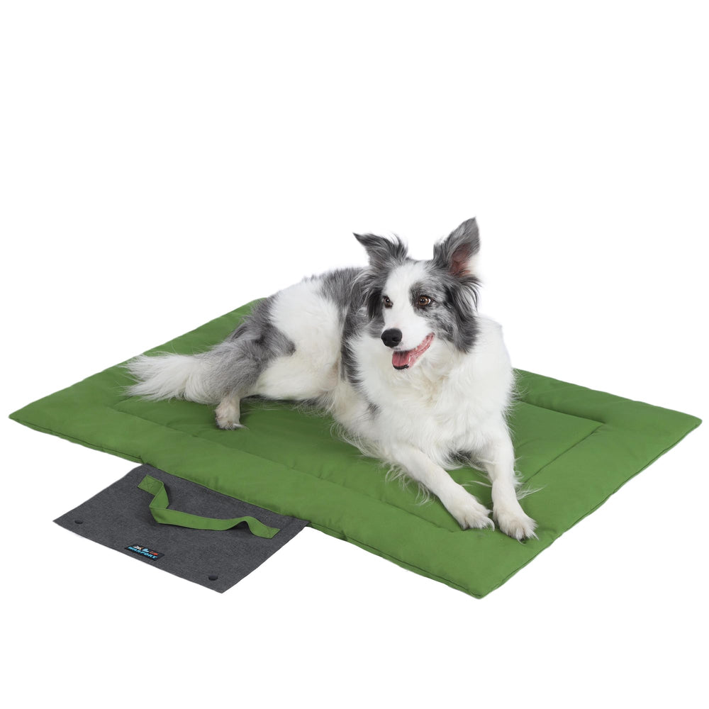 Warfort almohadilla para perro plegable verde, resistente al agua para uso al aire libre.