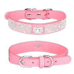 Collar rosa WeimoMonkey con diamantes, detalle de pedrería para mascotas.