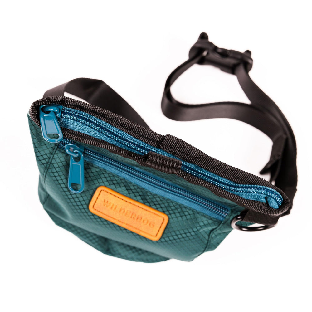 Wilderdog bolsillo principal con cremallera para premios y snacks.