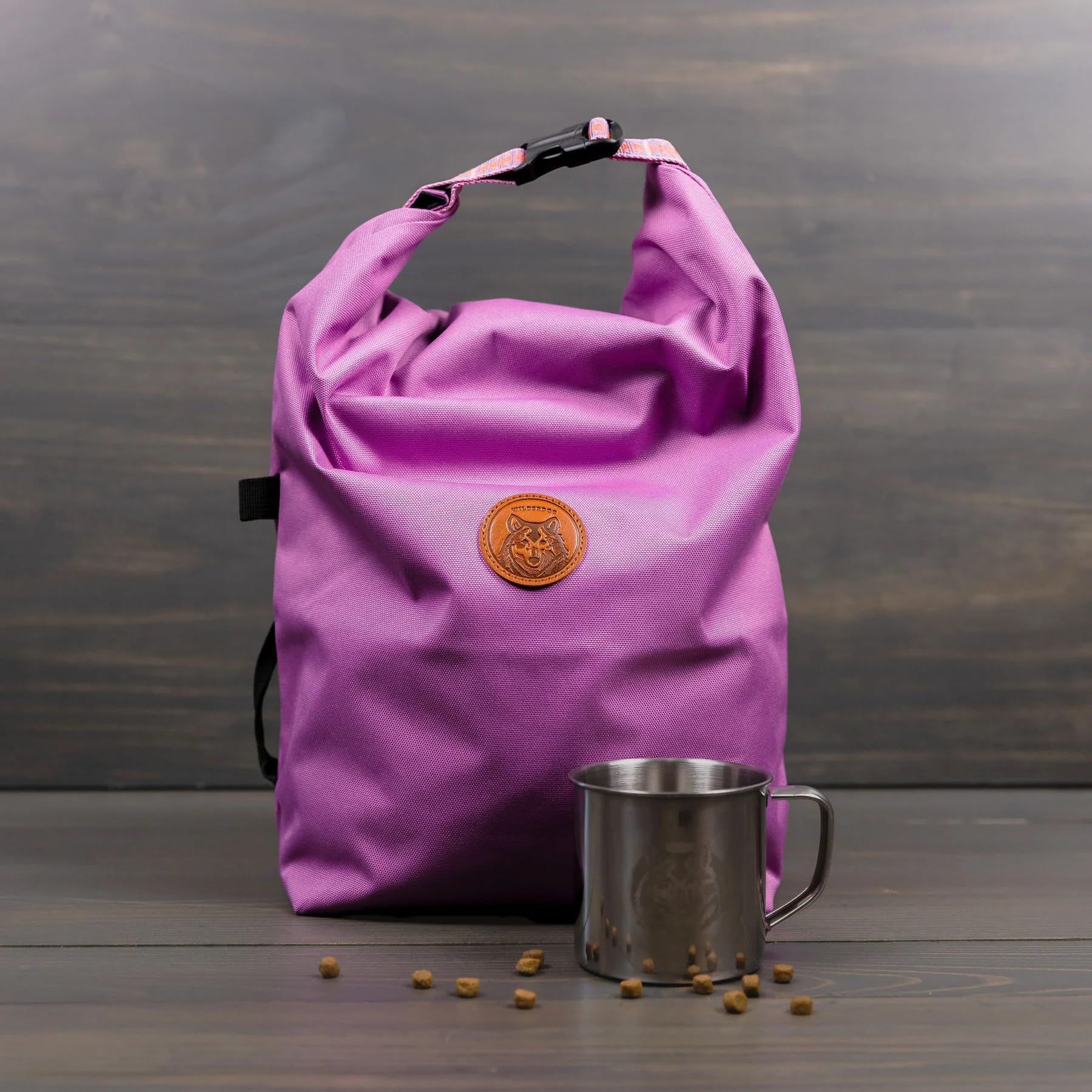 Bolsa Wilderdog lila, capacidad para 5 libras de croquetas desplegada.