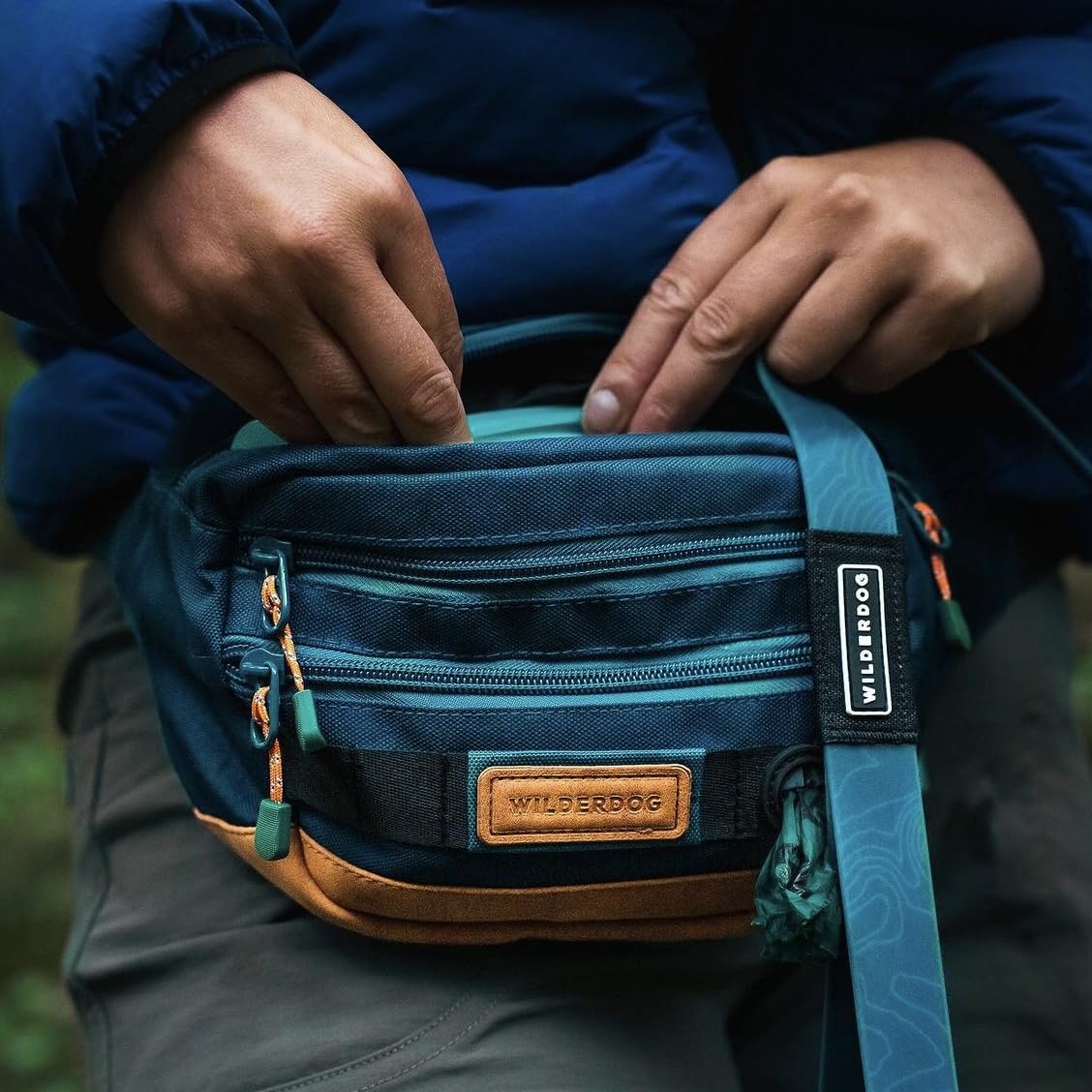 Dispenser de bolsas Wilderdog integrado para paseos sin interrupciones.