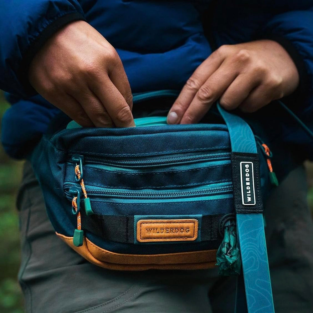 Dispenser de bolsas Wilderdog integrado para paseos sin interrupciones.