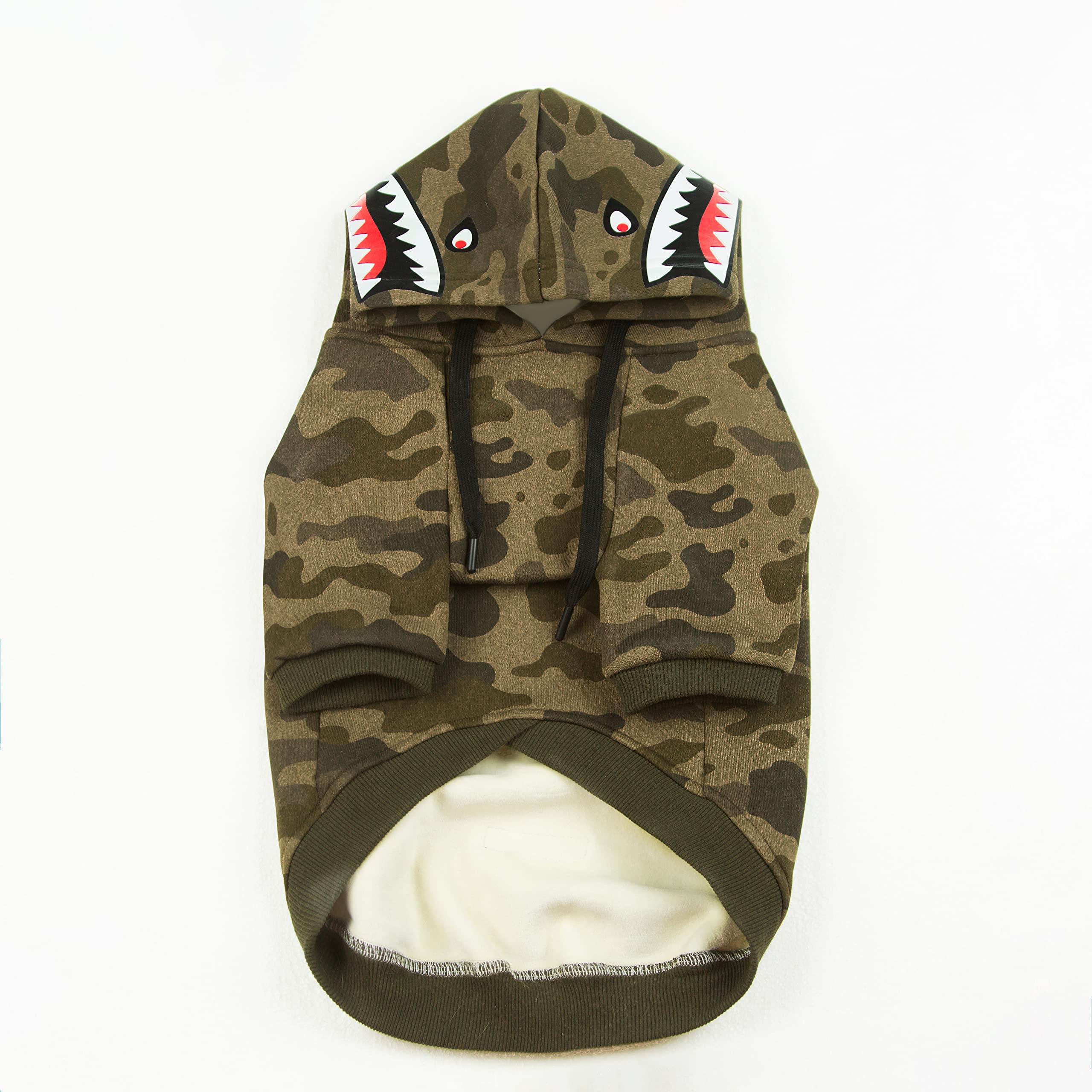 Woof Trails capucha camuflada con tiburón, estilo audaz para aventuras.
