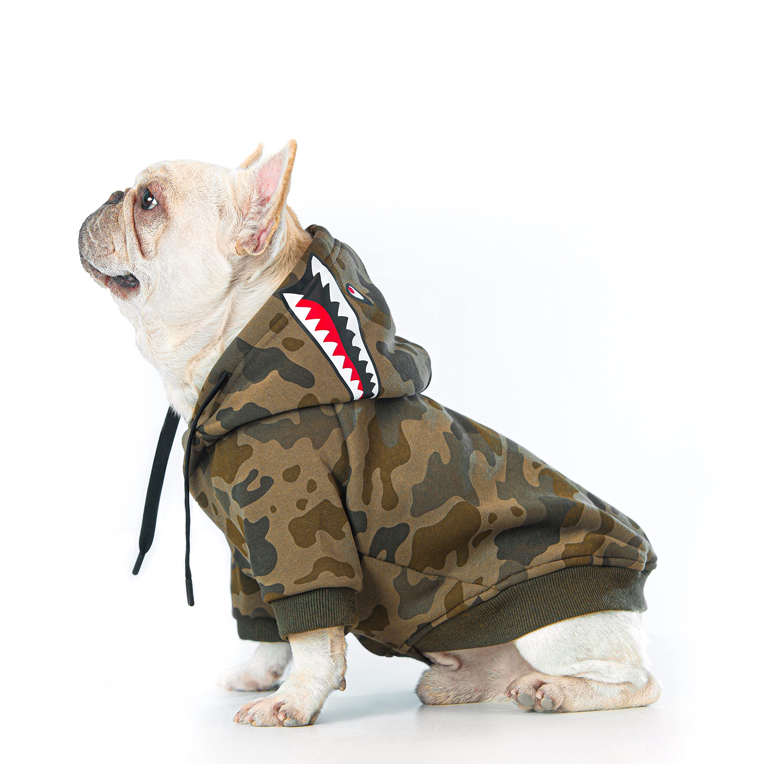 Woof Trails sudadera camuflada para perro, vista frontal, ideal para paseos al aire libre.